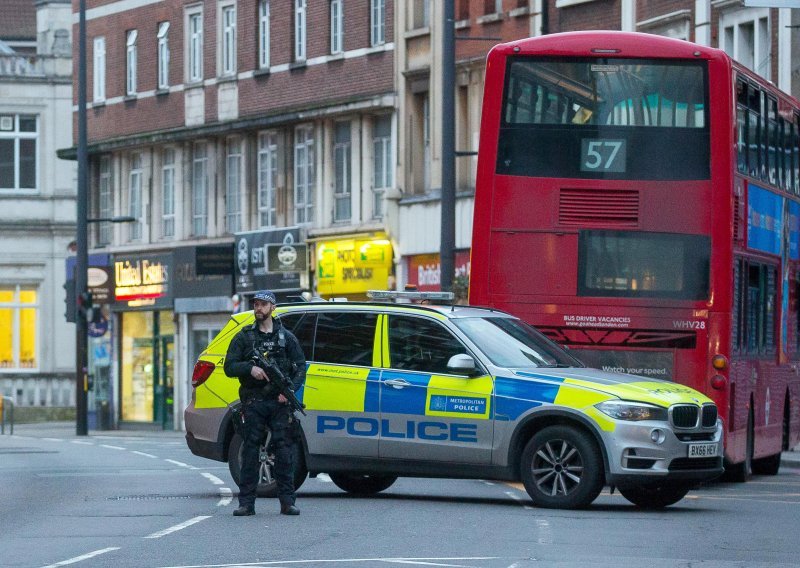 Teroristički napad u Londonu: Napadač izbo nekoliko ljudi, ustrijelila ga policija