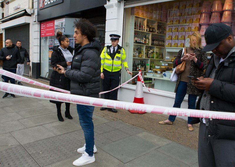 Policija: Londonski napadač imao 'lažnu eksplozivnu napravu' vezanu o tijelo
