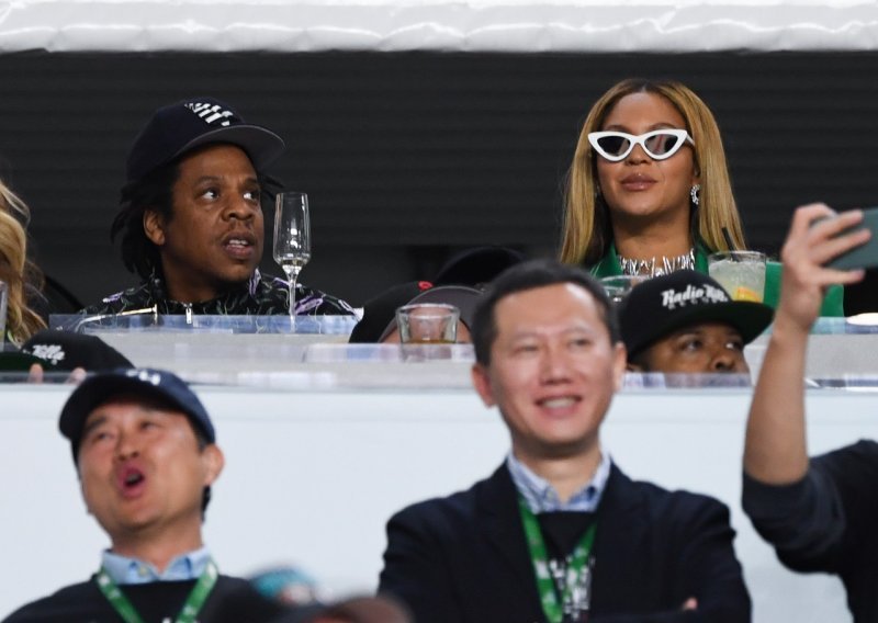 Beyonce i Jay Z navukli bijes javnosti: Tijekom izvođenja himne ostali sjediti