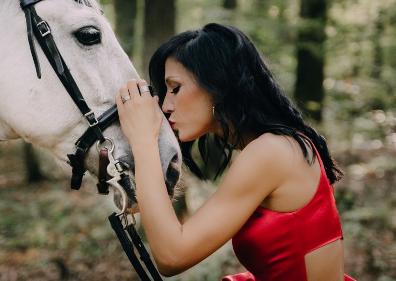 U dugoj crvenoj haljini: Ana Rucner po prvi put zajahala konja