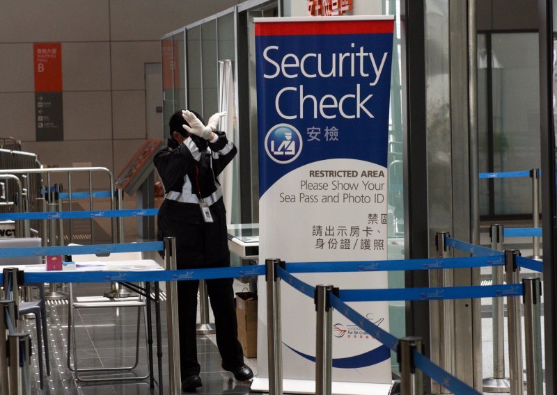 Više od 1800 putnika zarobljeno na kruzeru kod Hong Konga; testiraju se na koronavirus
