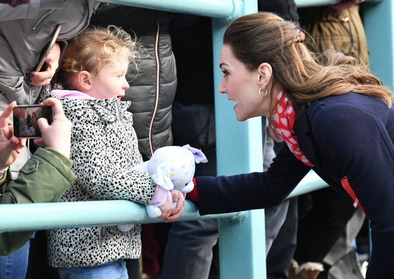 Kate Middleton uputila ispriku trogodišnjakinji, djevojčica joj odgovorila: 'Mislila sam da ćeš izgledati kao Pepeljuga'