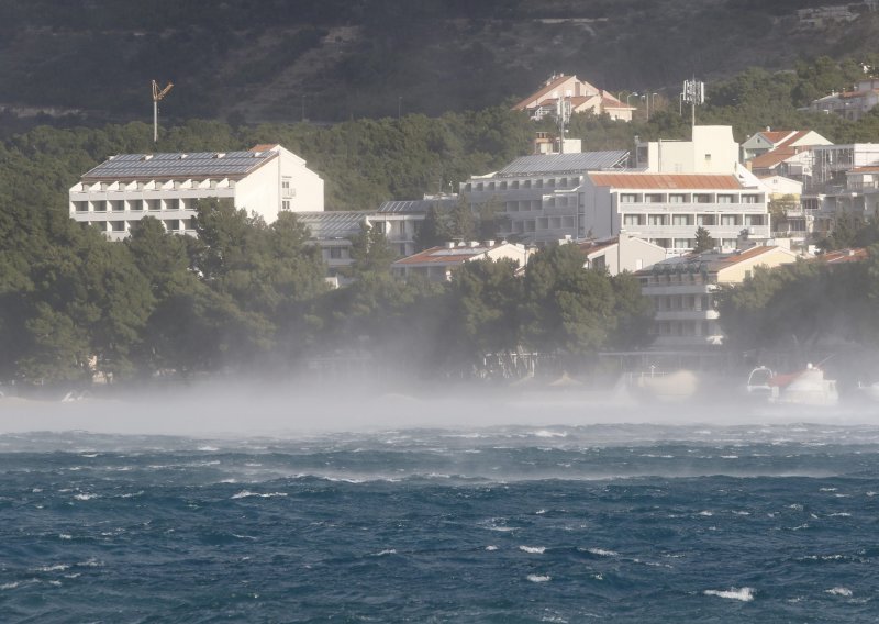 Zbog olujne bure i višemetarskih valova prekinut promet na Jadranu