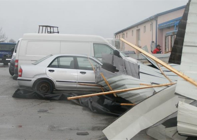 [FOTO] Olujni vjetar u Županji polupao čak 11 automobila