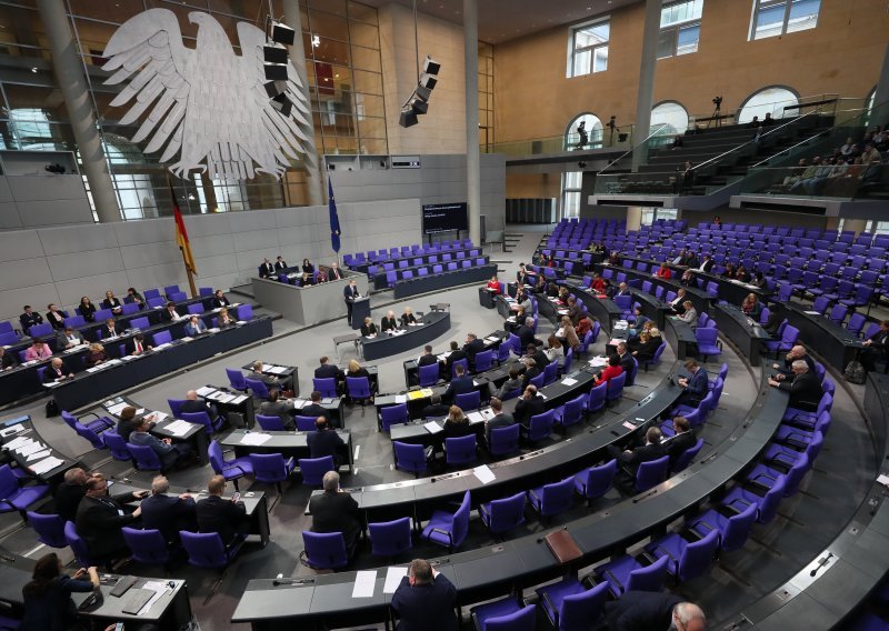 Njemački Bundestag prihvatio paket mjera vrijedan 750 milijardi eura