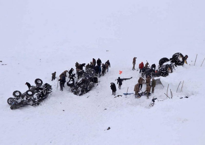 Deseci spasilaca poginuli u drugoj lavini u Turskoj, zasad 38 mrtvih