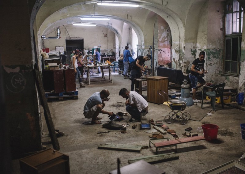 Romi s umjetnicima od otpada izrađuju ukrasne predmete, posjetite njihovu izložbu u Zagrebu