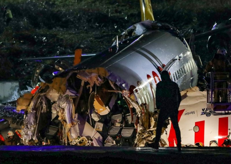 [FOTO/VIDEO] Čudo u Turskoj: Avion promašio pistu i raspao se, nitko nije poginuo