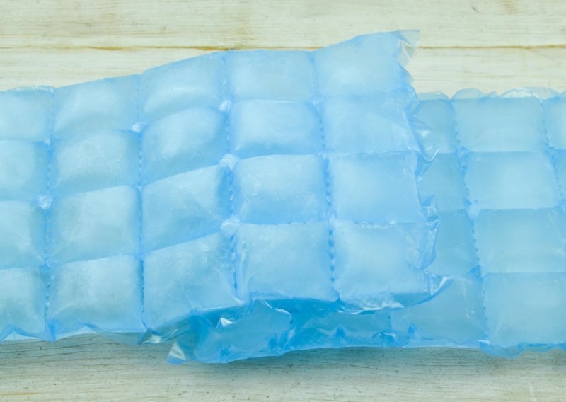 Znate li da sve vrijeme pogrešno vadite led iz kupovnih vrećica? Ovaj će vas trik raspametiti