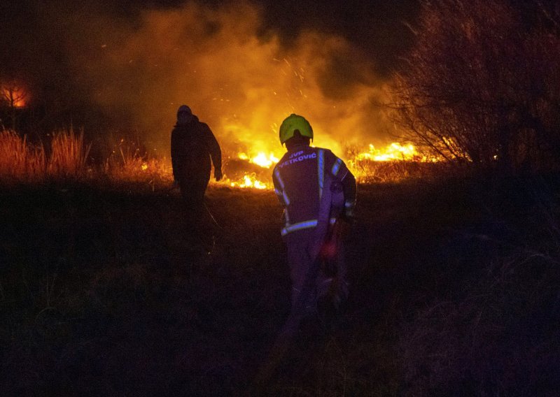 Veliki požar u Metkoviću vatrogasci stavljaju pod kontrolu