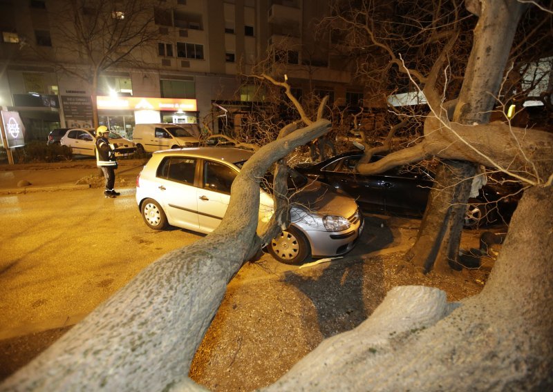 Mostar utonuo u mrak, vjetar čupao drveće i prevrnuo dvije prikolice