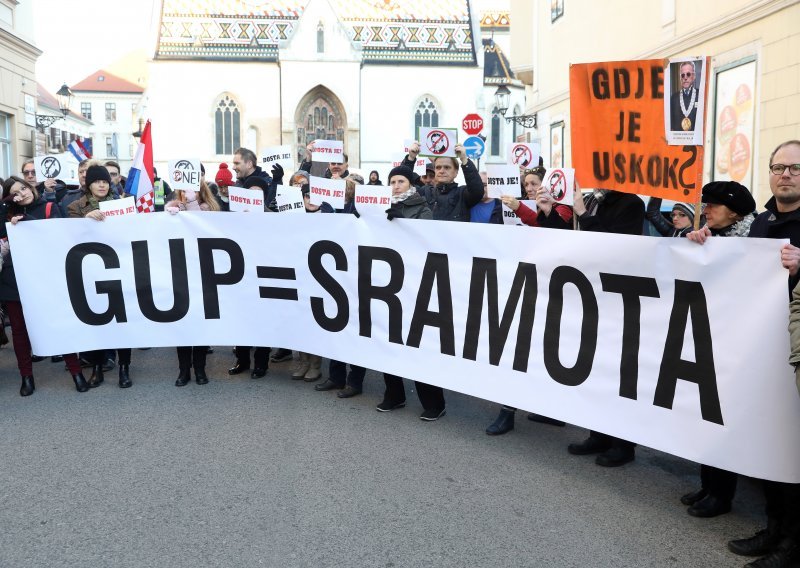 Bandića dočekali zvižduci i povici 'Lopovi, lopovi'; u pratnji više krupnih muškaraca ušao u zagrebačku skupštinu