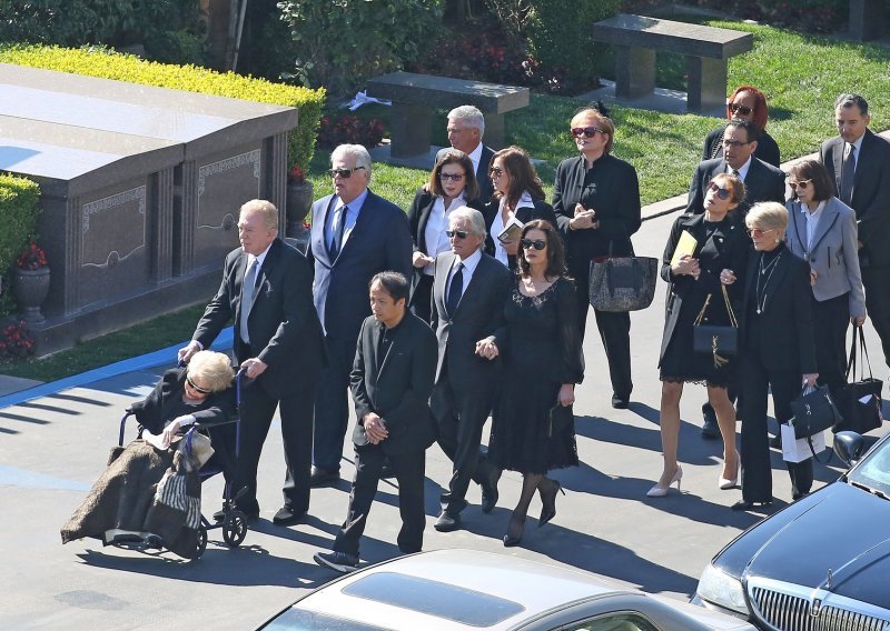 Od Kirka Douglasa u miru se oprostili članovi obitelji i najbliži prijatelji