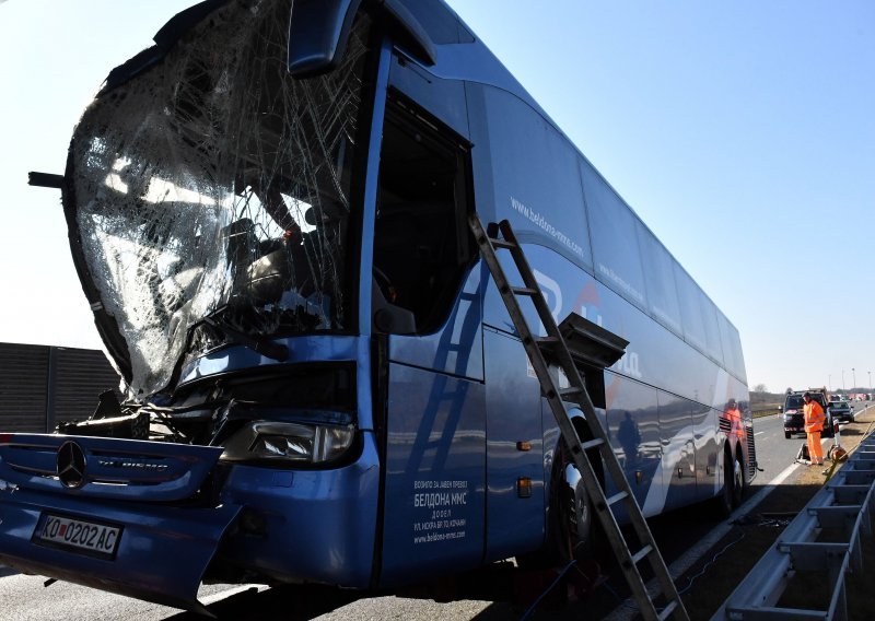 Teška nesreća na autocesti kod Babine Grede, sedmero ljudi završilo u bolnici