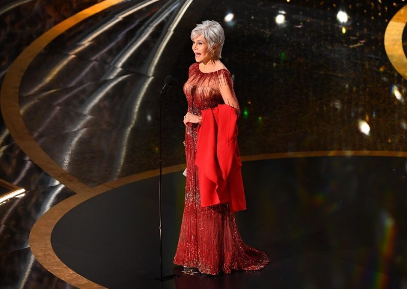 Jane Fonda zadivila novom bojom kose i u raskošnoj haljini staroj šest godina
