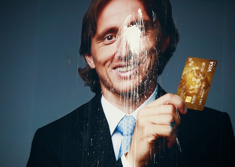 Luka Modrić dobio bojom u glavu, stradalo i igralište