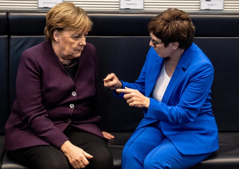 Merkel žali zbog povlačenja svoje štićenice; CSU ne zanima kancelarska pozicija