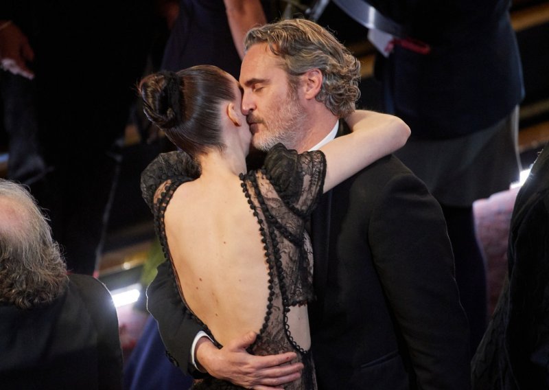 Joaquin Phoenix proslavio je osvojeni Oscar u društvu svoje ljubavi i to na poprilično neobičnom mjestu