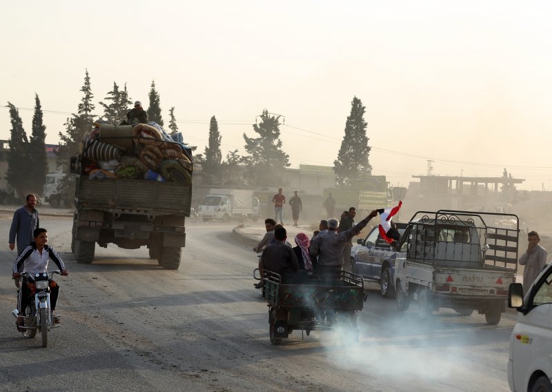 Sirijski pobunjenici tvrde da su preuzeli kontrolu u strateškom gradu Saraqibu