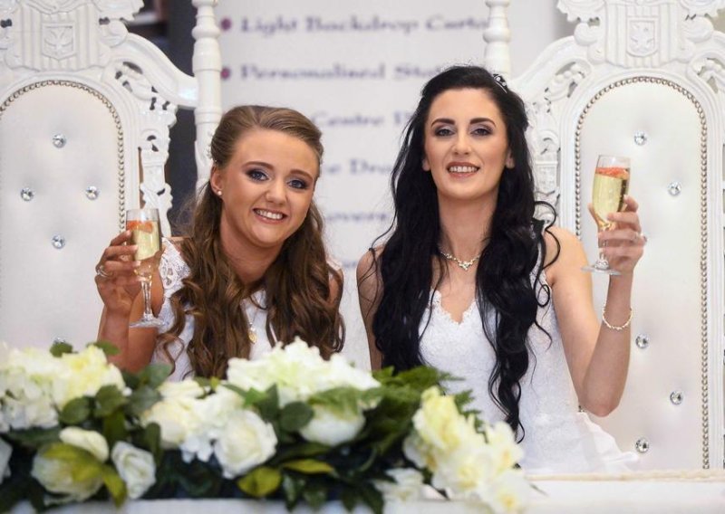 Sjeverna Irska proslavila svoj prvi gay brak, ovo su sretne mladenke