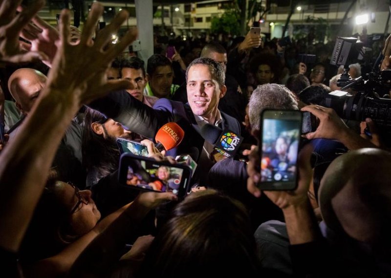 Guaidoa na povratku s međunarodne turneje dočekali sukobi u zračnoj luci u Caracasu