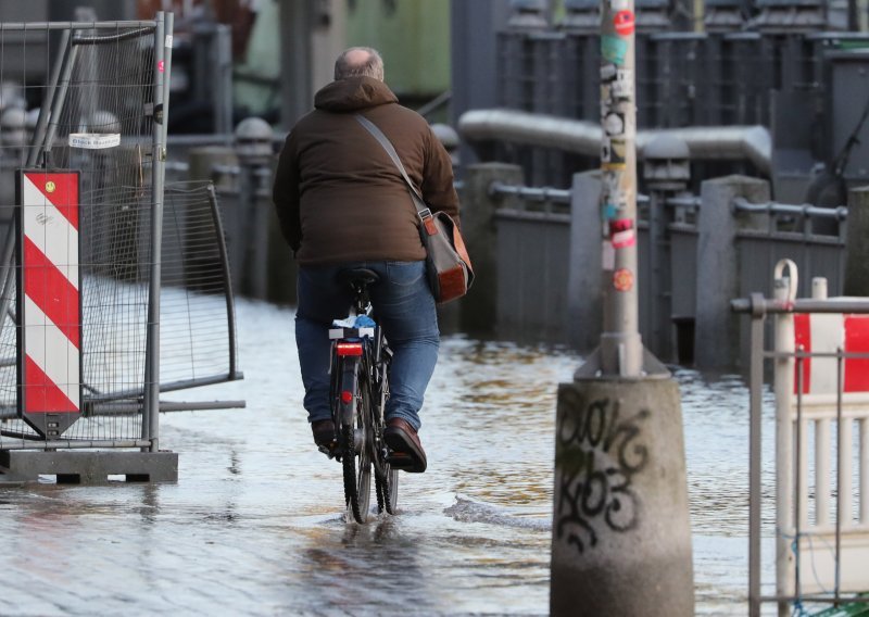 Oluja Sabine: Poplavljen dio hamburške luke i poznata Riblja tržnica