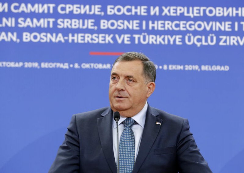 Dodik tvrdi da mu je američki veleposlanik prijetio, najavio kako neće popustiti