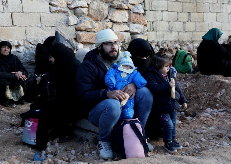 UN: Više od 700 tisuća izbjeglica u Siriji, bježe pod okriljem noći