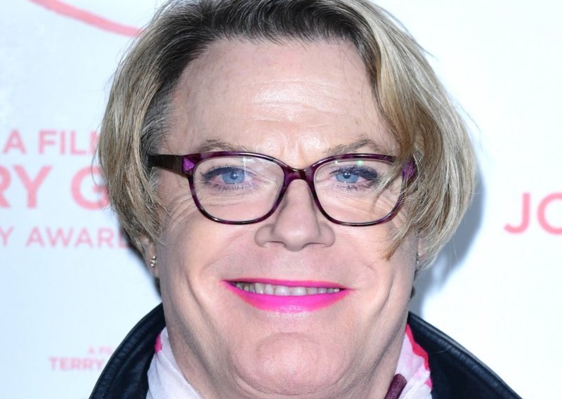 Britanski stand up komičar Eddie Izzard nedavno je trčao maraton u Zagrebu, a sada je stanovnicima hrvatske metropole poslao znakovitu poruku