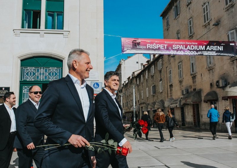 Klapa Rišpet uoči Valentinova na rivi iznenadila Splićanke