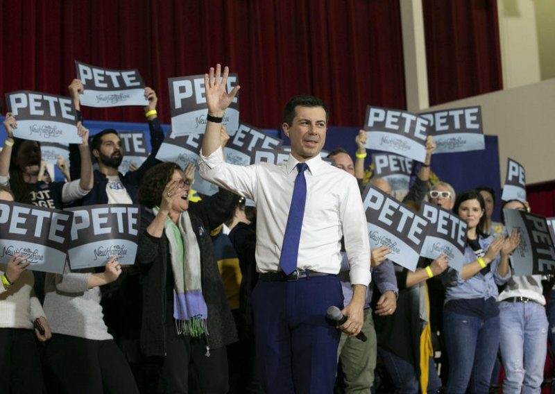 Bernie Sanders osuđuje homofobne napade na Petea Buttigiega