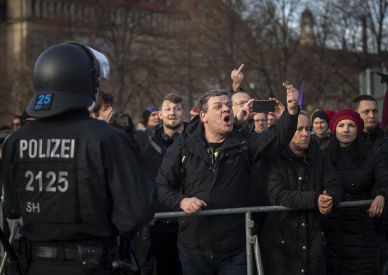 [FOTO] Neonacisti održali skup u Dresdenu, tisuće prosvjeduju protiv obnove fašizma u Erfurtu, prosvjed i u Muenchenu