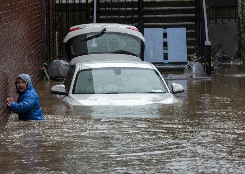 U poplavama u Walesu smrtno stradao muškarac