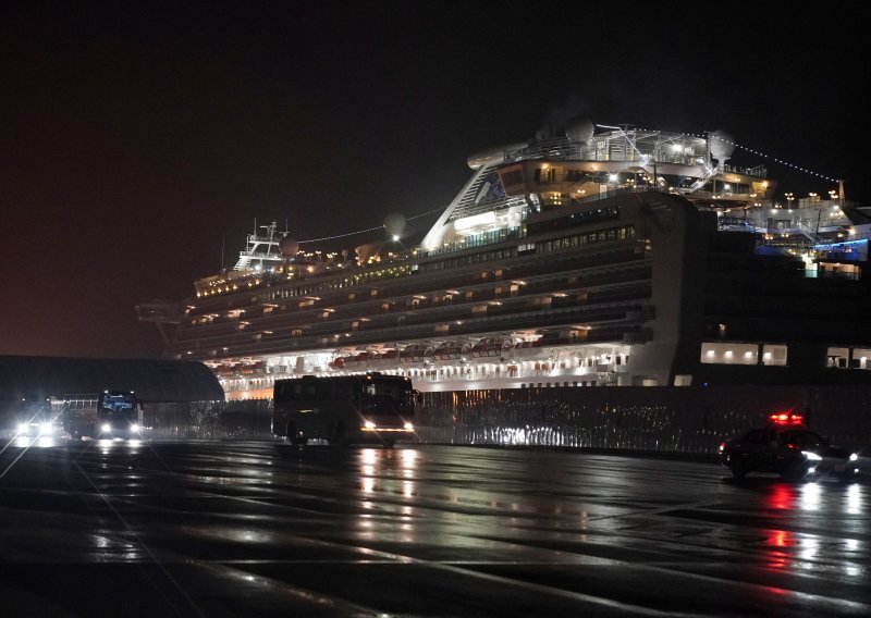 [VIDEO] Počinje iskrcavanje s kruzera Diamond Princess na kojem je i šestero Hrvata