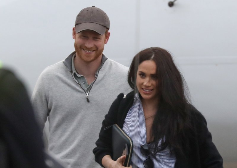 Romantični bijeg ili novi poslovni angažman? Harry i Meghan nisu mogli sakriti osmijeh s lica, a nisu im smetali ni paparazzi