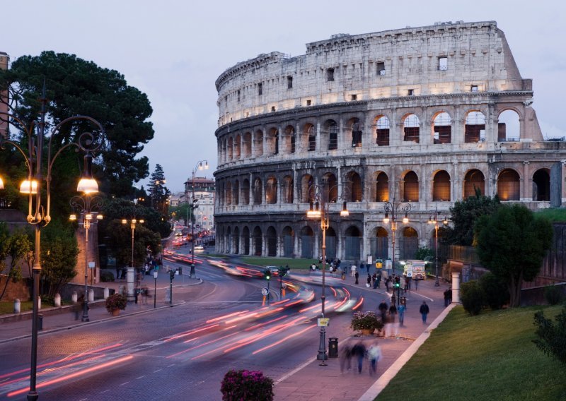 Talijanska policija krivi par iz Engleske za urezivanje imena u Kolosej