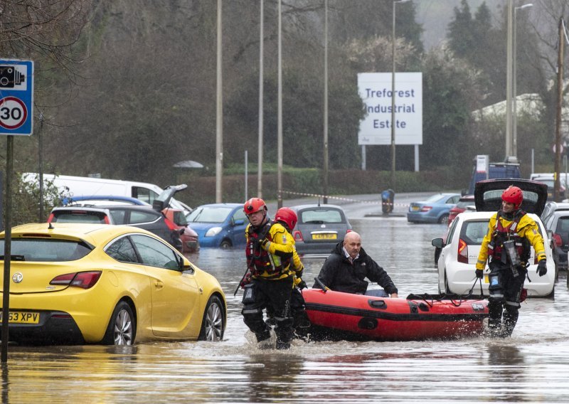 Oluja Dennis poharala Veliku Britaniju; na snazi više od 300 upozorenja; prijete poplave i prometni kaos