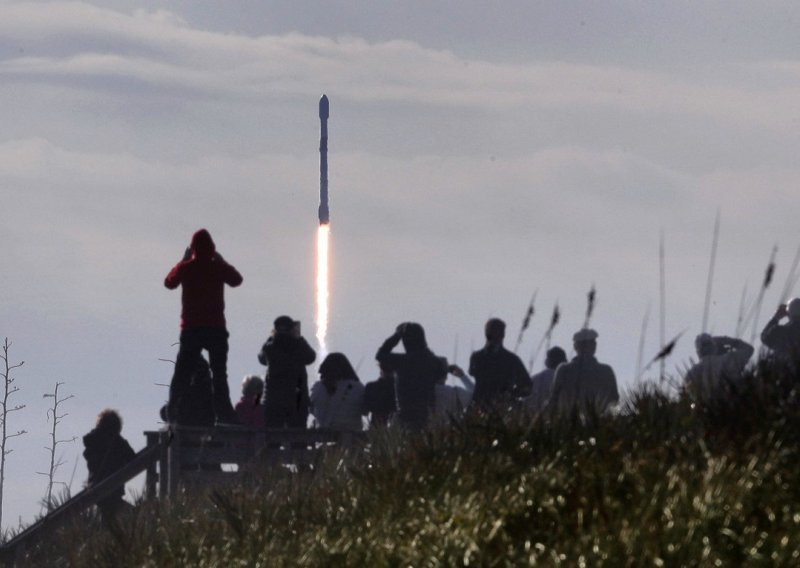SpaceX odgodio lansiranje 60 Starlink satelita zbog provjere raketnih ventila: danas novi pokušaj