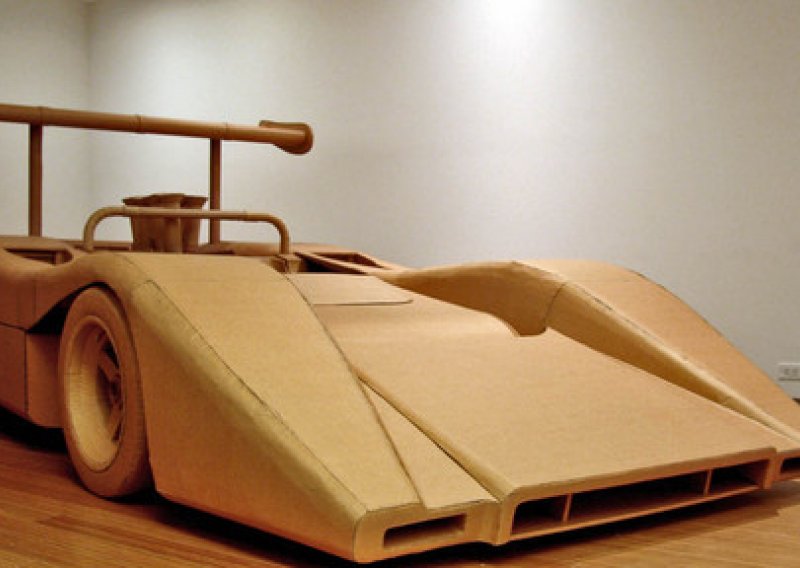 Umjetnik od kartona izradio repliku trkaćeg automobila
