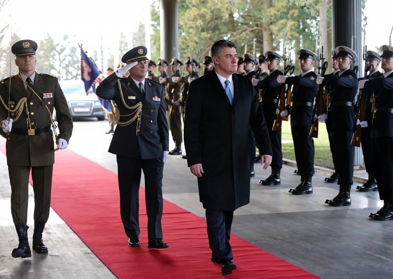 Milanović postrojio Počasno-zaštitnu bojnu, prvi 'izlazak na teren' bit će na Mirogoju