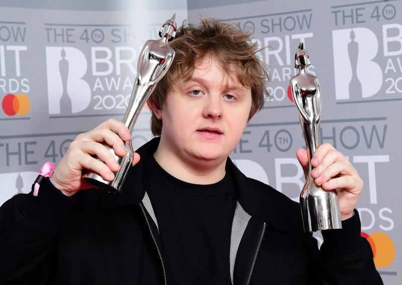 Škotski kantautor Lewis Capaldi najbolji je novi umjetnik, a njegov hit 'Someone You Loved' je pjesma godine