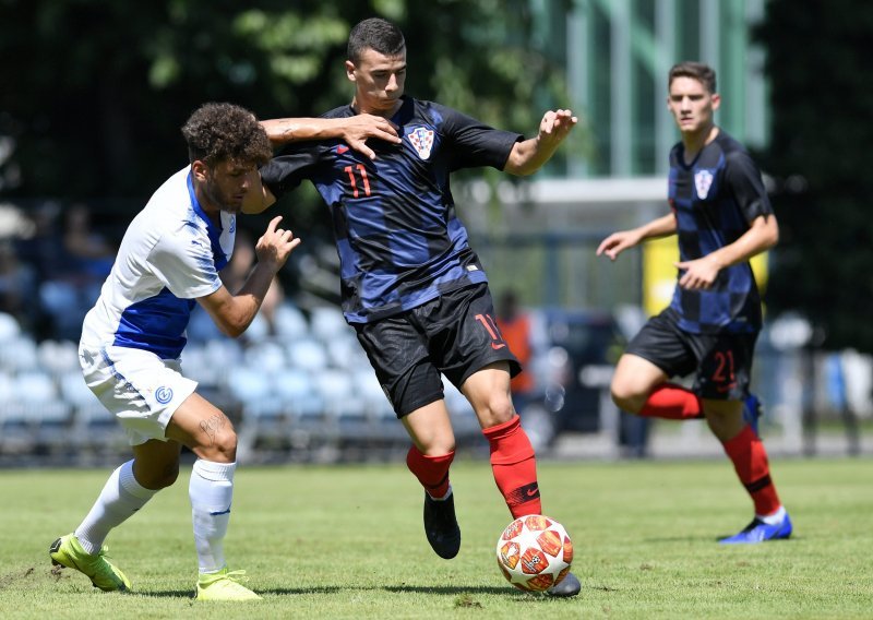 Mladi hrvatski reprezentativci svom su izborniku Josipu Šimuniću na najbolji način čestitali 42. rođendan