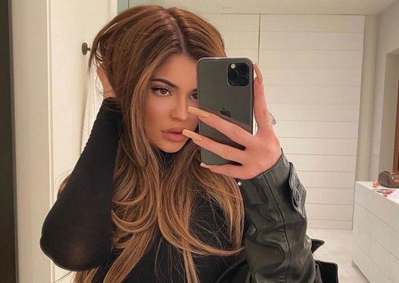 Kylie Jenner ponovno na udaru javnosti, a sve zbog naušnica na dvogodišnjoj kćerkici
