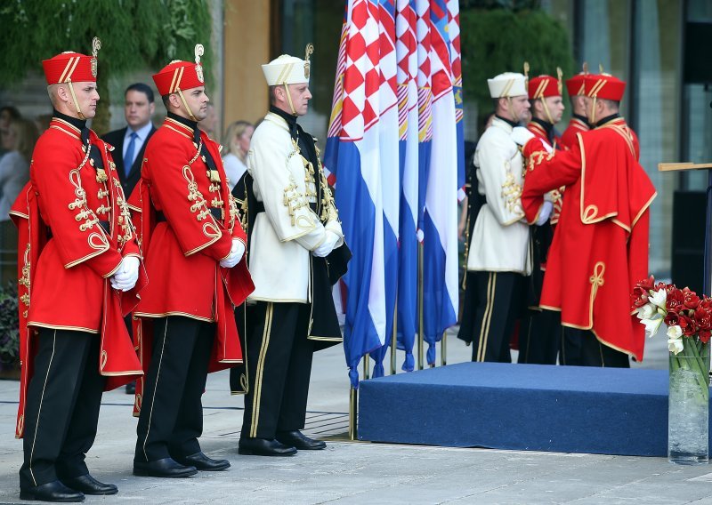 Milanović ukinuo svečane odore, Krstičević: 'Mi ćemo ih i dalje koristiti'