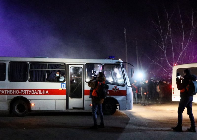 Ljutita gomila razbijala prozore autobusa Ukrajinaca evakuiranih iz Wuhana