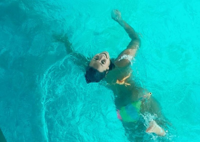 Kakva uživancija Demi Lovato u bazenu!