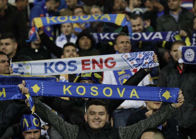Tužno i jadno; zato jer im je sin izabrao igrati za Kosovo, roditelji dobili otkaze?!