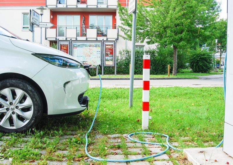 Znate li koliko u Hrvatskoj ima električnih automobila? A punionica?