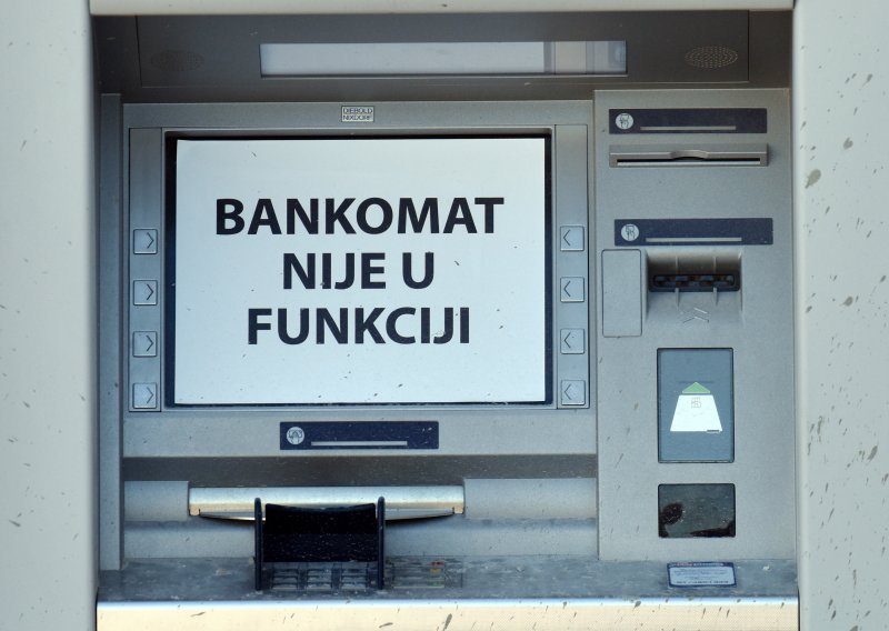 Rusi pokušali provaliti bankomat u Karlovcu