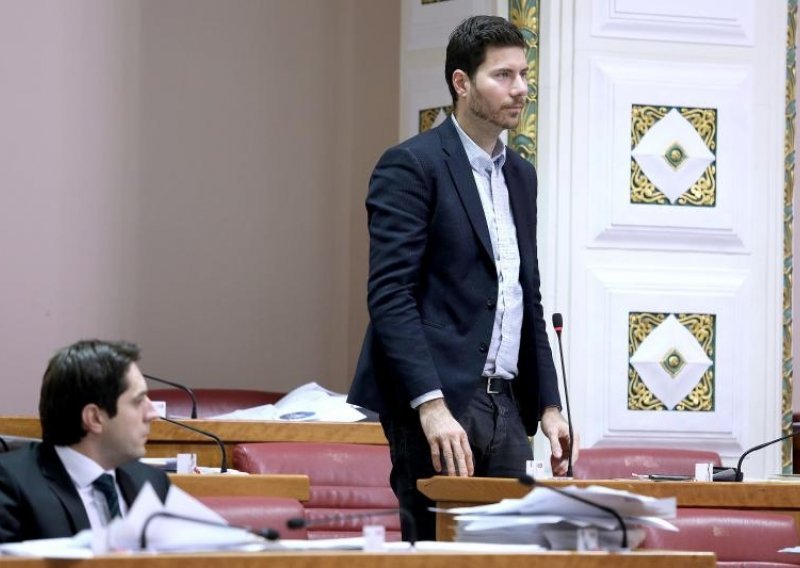 Pernar četiri minute šutio za mlade, Culej mu pustio hrvatsku himnu